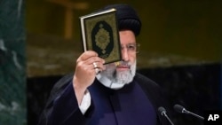 ইরানের প্রেসিডেন্ট ইব্রাহিম রাইসি কুরআন হাতে নিয়ে জাতিসংঘ সাধারণ পরিষদের ৭৮তম অধিবেশনে ভাষণ দেন । ( ১৯ সেপ্টেম্বর, ২০২৩)