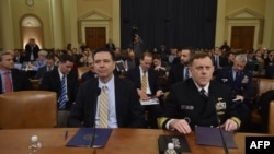 جلسه عمومی کمیته اطلاعات مجلس نمایندگان؛ جیمز کومی رئیس اف‌بی‌آی (چپ) و مایک راجرز، رئیس ان‌اس‌ای