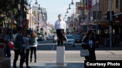 “六四”27周年之际，旅澳时政漫画家巴丢草以“坦克人”的形象伫立在澳洲街头。(Alycia Bennett拍摄 巴丢草提供)