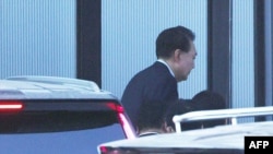 Юн Сок Ель прибыл в комплексное здание, в котором находится Управление по расследованию коррупции среди высокопоставленных чиновников (CIO) в Гвачхоне, 15 января 2025 года.