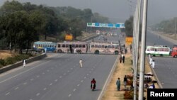 د ١۴ ورځو راهسې جاري احتجاج له کبله اسلام اباد ته تلونکې یو مرکزي لار د عامو خلکو د تګ راتګ لپاره بنده پرته ده چې له وجې يې عام خلک دسختو ستونزو سره مخ دي