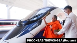 一名和尚在为中老高速火车即将开通的佛教仪式上为这一项目祝福。（2021年12月2日）