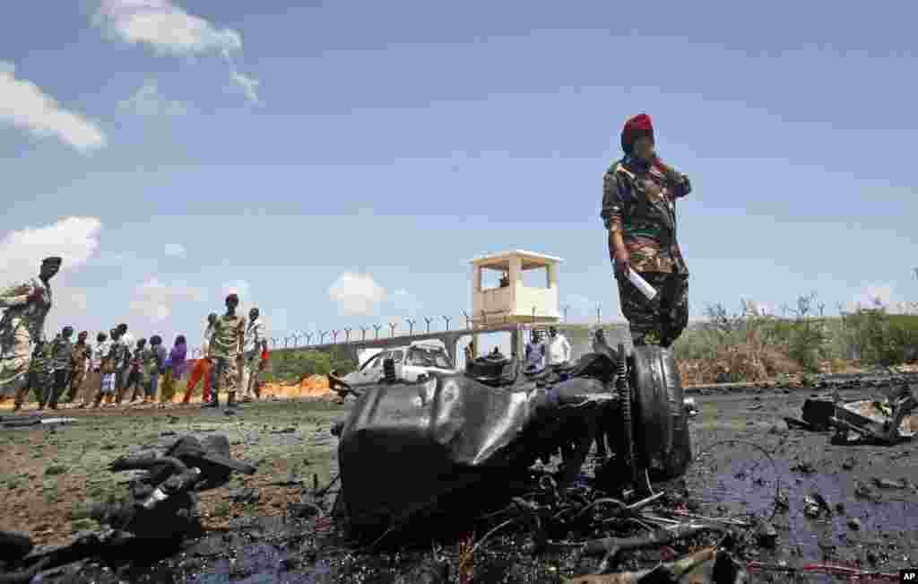 កងកម្លាំង​សន្តិសុខ​​សូម៉ាលី​​មើល​កន្លែង​កើត​ហេតុ​ បន្ទាប់​ពី​មាន​ការ​វាយប្រហារ​លើ​ក្បួន​យោធា​របស់​សហភាព​អឺរ៉ុប​ក្នុង​ក្រុង​ម៉ូហ្គាឌីស្យូ។