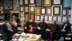 عکس آرشیوی از دیدار گروهی از اسقف های کاتولیک آمریکا با برخی از روحانیون ایران در قم - اسفند ۱۳۹۲ 