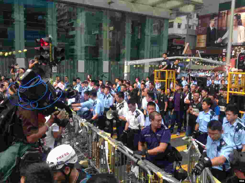 香港警方星期三上午展开强行清场行动（美国之音海彦 拍摄)。