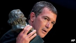 عکسی از «آنتونیو باندراس» که در اسکار اسپانیایی موسوم به جشنواره گویا، جایزه افتخاری دریافت کرد. 