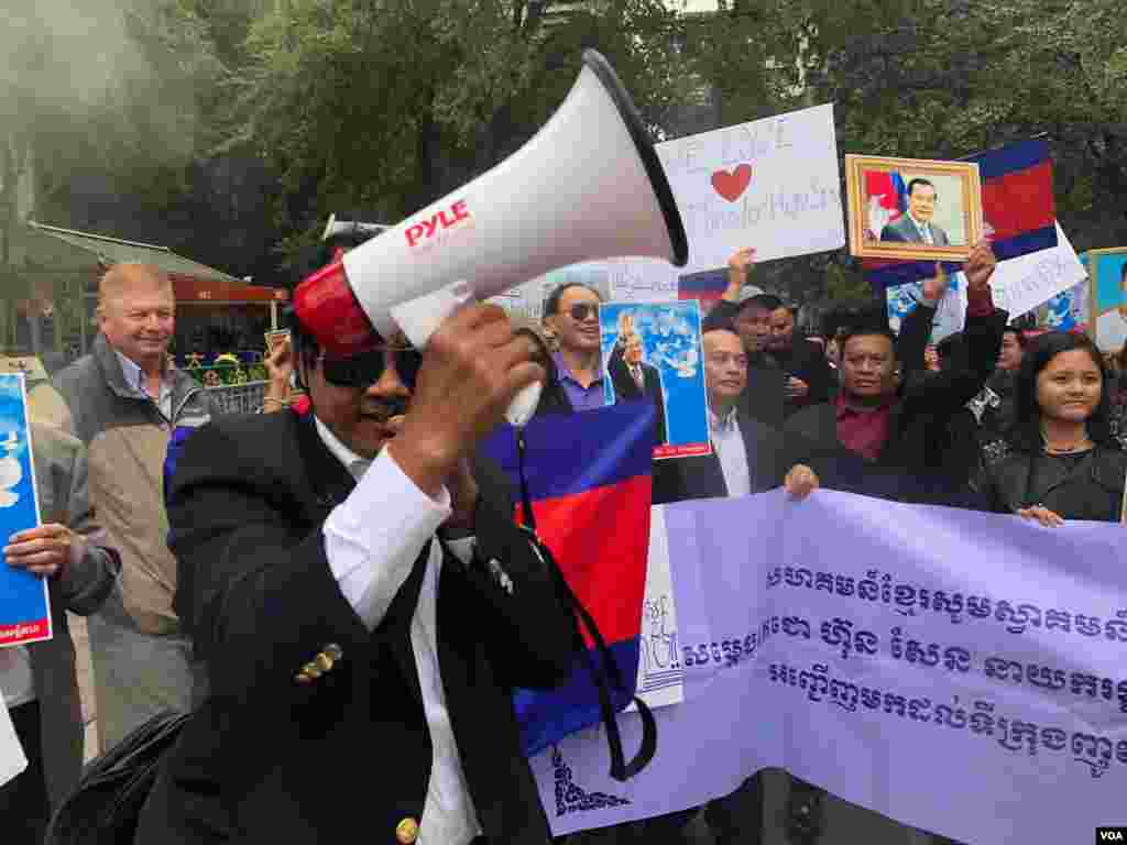 ពលរដ្ឋ​មក​ពី​បណ្តា​រដ្ឋ​នានា​ក្នុង​សហរដ្ឋ​អាមេរិក និង​កាណាដា បាន​ចូលរួម​ស្វាគមន៍ លោក​នាយក​រដ្ឋមន្ត្រី ហ៊ុន សែន នៅ​ទីក្រុង​ញូវយ៉ក នៅ​ពេល​លោក​ហ៊ុន សែន មក​ចូលរួម​មហា​សន្និបាត​អ.ស.ប នៅ​ថ្ងៃ សុក្រ​ទី២៨ ខែកញ្ញា ឆ្នាំ២០១៨។ (សុខ ខេមរា/ VOA) 