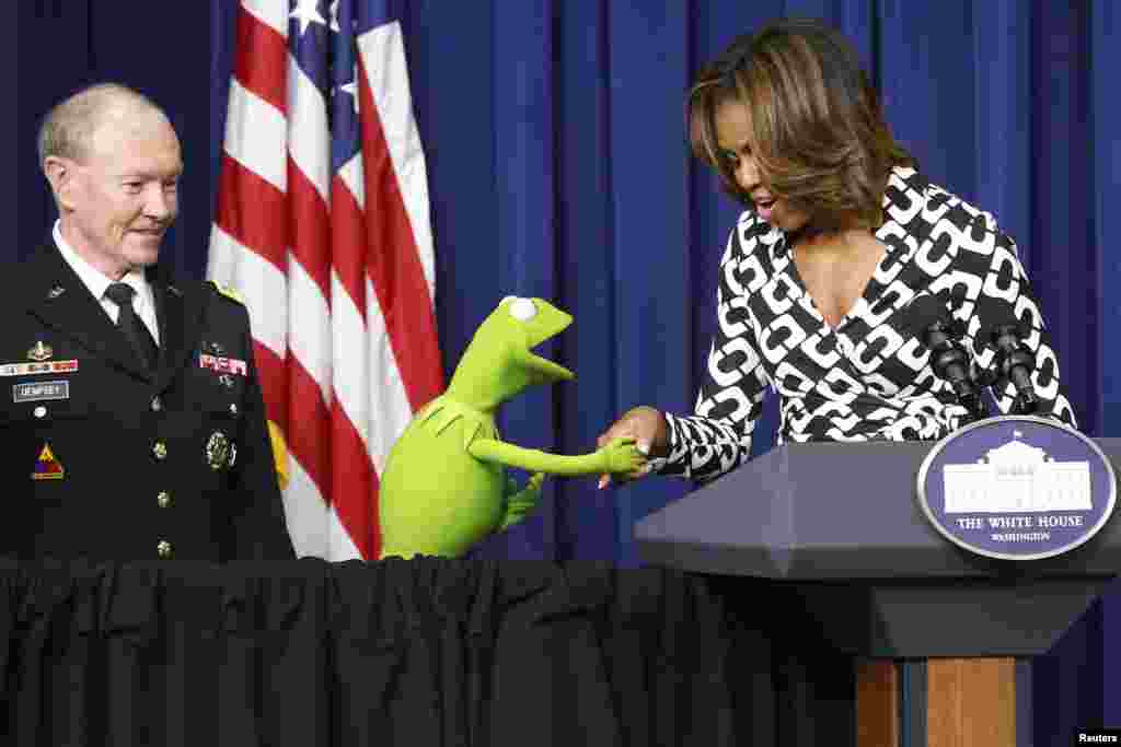 Ibu negara AS, Michelle Obama menyalami Kermit &#39;si Kodok&#39; dalam sebuah acara di Gedung Putih. &nbsp;