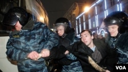 Polisi Rusia menahan seorang aktivis yang melakukan unjuk rasa anti-Putin di Moskow (6/12).