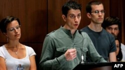 İran həbsxanasından azad edilən amerikalılar girov saxlandıqlarını deyirlər