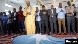 Sirna aawwaalchaa gaazexeessaa Abdiaziz Mohamud Guleed dura hoggantoonni amantii fi gaazexeessitoonni yeroo salaatan Sadaasa, 21, 2021.