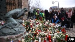 21 Aralık 2024 - Almanya'nın Saksonya-Anhalt eyaletindeki Magdeburg kenti, 20 Aralık 2024 akşamı şehir merkezinde düzenlenen kanlı bir terör saldırısıyla sarsıldı; Cumartesi günü halk, saldırıda hayatını kaybedenleri anmak için olay yerinde biraraya geldi