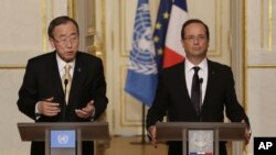 Le Secrétaire général des Nations Unies, Ban Ki-moon, à gauche, et le président français François Hollande, lors d'une conférence de presse conjointe à l'Elysée à Paris, le 9 octobre 2012.