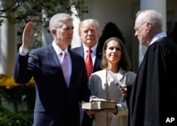 یکسال پیش مراسم سوگند عضو جدید دیوانعالی که توسط پرزیدنت ترامپ معرفی شده بود، توسط قاضی کندی (سمت راست) برگزار شده بود.