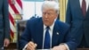 Tổng thống Hoa Kỳ Donald Trump ký một lệnh hành pháp tại Phòng Bầu dục của Nhà Trắng ở Washington DC, hôm 14/2/2025.