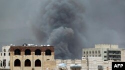 사우디아라비아 주도 연합군이 지난 27일 예멘 수도 사나에 공습을 가한 뒤 옛 정보부 건물에서 검은 연기가 피어 오르고 있다.