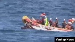 지난달 27일 동해 상에서 조난한 북한 어선과 선원 6명을 한국 국민안전처 해양경비안전본부와 해군이 구조했다고 밝혔다. (자료사진)