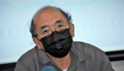 香港民意研究所副行政總裁 鍾劍華 表示，香港過去是東亞地區的新聞資訊中心，國安法實施後近5成受訪記者考慮離開香港，反映香港的國際地位失色 (美國之音湯惠芸)