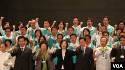 蔡英文和县市长，立委参选人 （美国之音杨明拍摄）