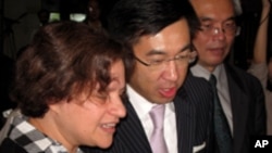 江启臣与何玺梦尝试台湾小吃