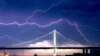 Une foudre traverse le pont San Francisco-Oakland Bay alors qu'une tempête passe au-dessus d'Oakland, en Californie, le dimanche 16 août 2020. (Photo AP / Noah Berger)