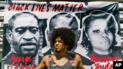  በቴሌቪዥን የሚተላለፈውን በጆርጅ ፍሎይድ አሟሟት የተከሰሰውን የቀድሞ ፖሊስ መኮንን ችሎት ላለማየት ባለፈው ሳምንት አርብ ተዋናዩ ስቲቨን ቶምፕሰን በሎስ አንጀለስ ከሚገኘው የጆርጅ ፍሎይድ ምስል አጠገብ በመቆም ተቃውሞውን አሰምቷል፡፡