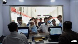 د پېښور يو اوسيدونکي او خبريال اظهار الله تر بي ار ټي يو ښه سهولت دی خو د دغه شان پېښو سره د خلکو په زړونو کې وېرې پېدا کيږي. هغه وايي ډېرو خلکو د دغه سهولت استعمال هم شروع کړی دی او د دغه پېښو نه باوجود په دغه بسونو کې د خلکو ګڼه لیدل کېږي او رش د بي ار ټي دا وخت لویه مسله ده