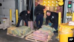 Autoritetet amerikane duke shkarkuar një kamion të konfiskuar me kokainë në portin e Nju Jorkut