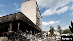 在乌克兰中部城市文尼察，急救人员在俄军袭击后的现场工作。(2022年7月14日)