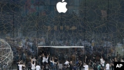 资料照片：北京三里屯一家新的苹果旗舰店开门。(2020年7月17日)