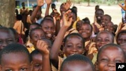 Des élèves de l'école primaire à Akebubu, au Ghana.