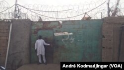L'entrée principale de la maison d'arrêt de N'Djamena, Tchad, le 17 février 2017. (VOA/André Kodmadjingar)