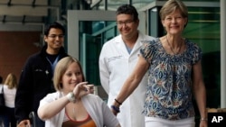 Guru TK, Erika Brannock, dengan menggunakan kursi roda, keluar dari rumah sakit Boston hari Senin (3/6). 