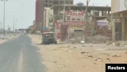 نمایی از یک خودروی آسیب دیده، خارطوم شمالی، سودان - آرشیو