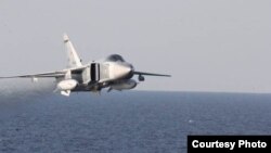 Российский штурмовик Су-24 совершает пролет на малой высоте над американским военным кораблем Donald Cook (DDG 75) 12 апреля 2016 года.