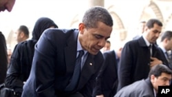 奥巴马总统脱鞋参观土耳其清真寺