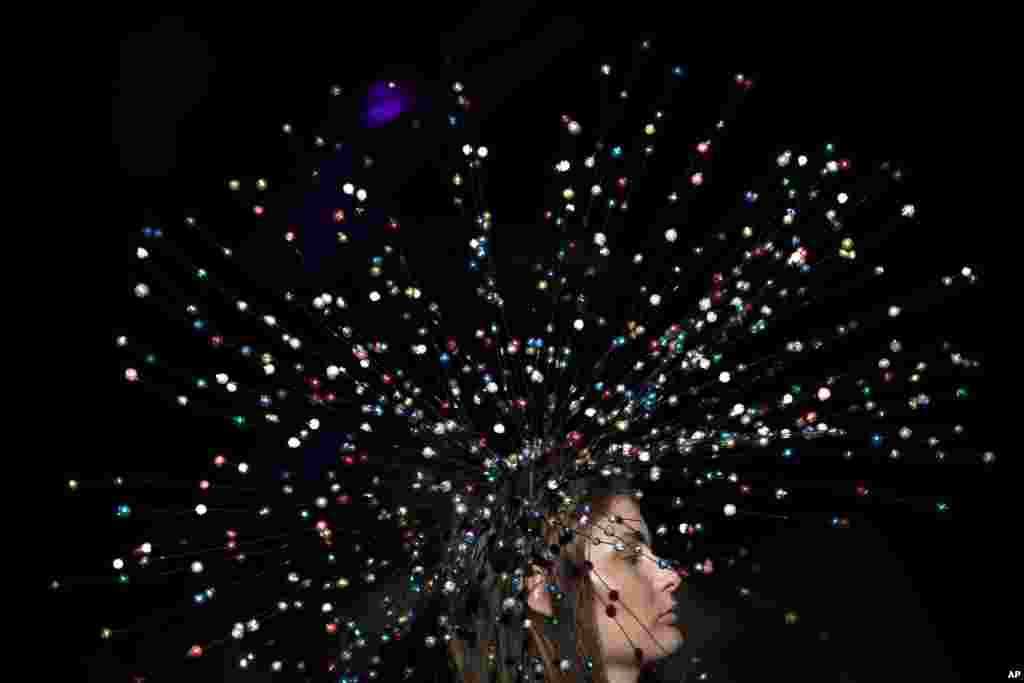 តារា​ម៉ូដែល​ម្នាក់​បង្ហាញ​ស្នាដៃ​របស់​អ្នក​រចនាម៉ូដ​លោក Alvarno នៅ​ឯ​ពិធី​បង្ហាញ​ម៉ូដ​ ក្នុង​ក្រុង​ ម៉ាឌ្រីដ ប្រទេស​អេស្ប៉ាញ។&nbsp;