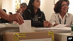 총선에서 기표하는 베네수엘라 유권자들