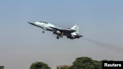 资料照片：中国和巴基斯坦联合制造的JF-17雷霆战斗机。尼日利亚最近购买了这款战斗机。