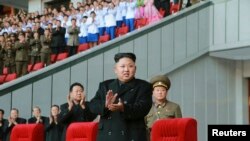 28일 북한 김정은 국방위원회 제1위원장이 리모델링 공사를 마친 평양 '5월1일 경기장'에서 여자 축구경기를 관람하고 있다. 북한은 29일 한국 정부가 30일로 제의한 2차 고위급 접촉을 거부했다.