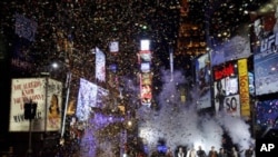 Ana ruwan furannin leda wadansu kuma suna wasannin kayatarwa a dandalin Times Square,lokacind ake dakon shigar sabuwar shekara.