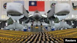 台湾澎湖马公空军基地的一架自治防卫战机和空对地巡航导弹 ( 2020年9月22日)