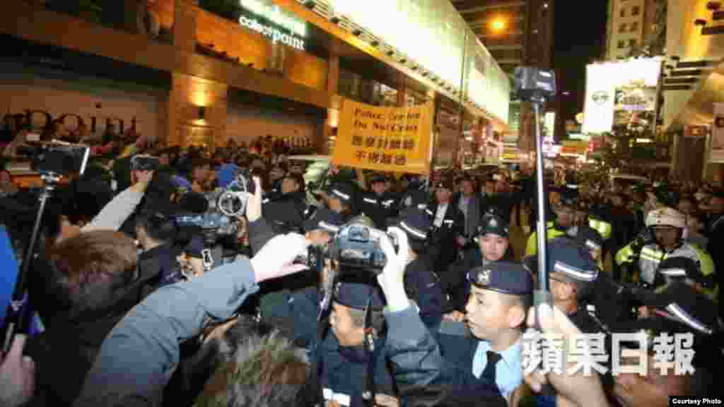 旺角街头夜市大年初一晚爆发激烈警民冲突 (苹果日报) 