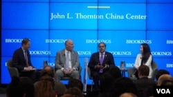 资料照片:众议院中共问题特设委员会主席穆勒纳尔(左二)和该委员会首席民主党议员克里希纳莫蒂(右二)出席华盛顿智库布鲁金斯学会活动，讨论以国会如何应对美中关系。(2025年2月25日，美国之音记者李逸华拍摄)