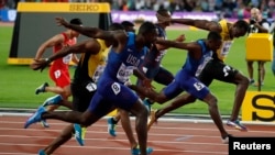 L’Américain Justin Gatlin remporte la finale devant son compatriote Christian Coleman, deuxième, et le Jamaïcain Usain Bolt au 100 m messieurs des Championnats mondiaux d’athlétisme à Londres, Angleterre, 5 août 2017.