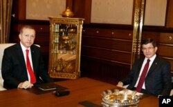 የቱርክ ፕረዚደንት ታይብ ኤርዶጋን ከቱርክ ጠቅላይ ሚኒስትር አሕመት ዳቩቶግሉ ጋር እ.አ.አ. 2015