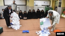 شمارش آرای انتخابات مجلس در شهررضا اصفهان.