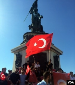Demonstrators surround Vienna’s iconic Joseph’s Square while organizers give speeches denouncing terrorist organizations and racism in general, in Vienna, Austria, July 3, 2016. (H. Murdock/VOA)