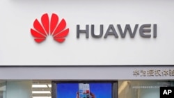 중국 선전시의 상점에 전시된 화웨이 로고. 