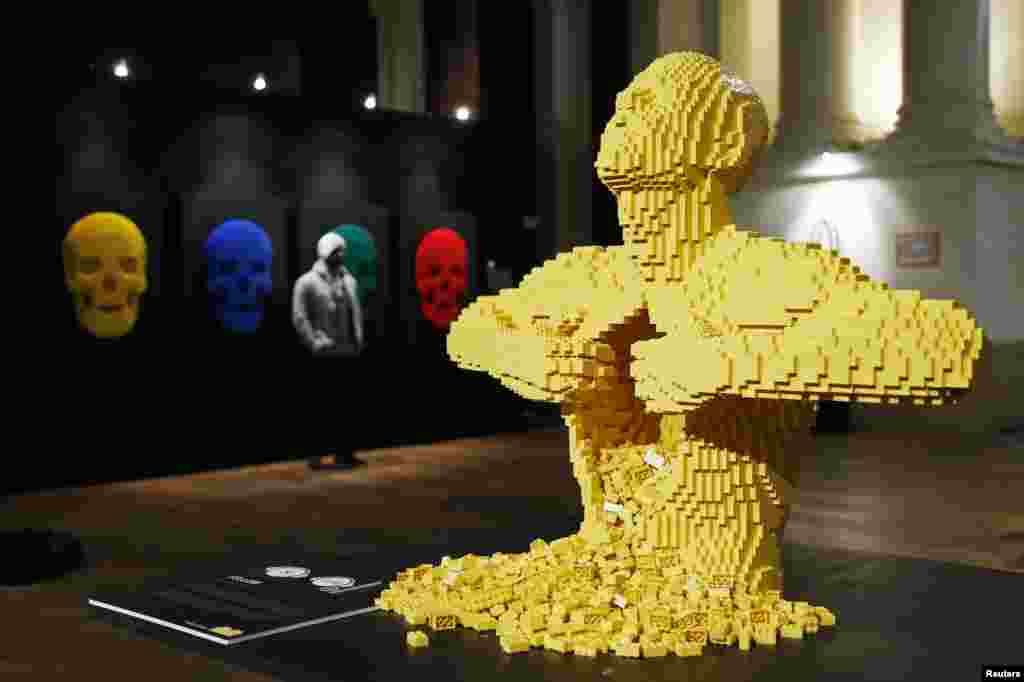 Karya seni berjudul &quot;Yellow&quot;, yang terbuat dari batu bata Lego, terlihat di sebelah karya seni Lego lainnya yang berjudul &quot;Tengkorak&quot; (kiri) selama pameran Lego di Brussels, Belgia.
